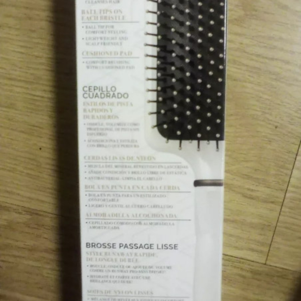 Formawell X Kendall Jenner hot brush styler